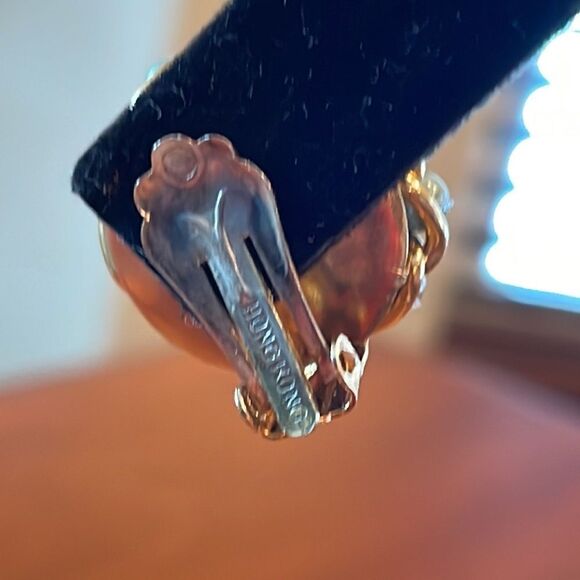 Vintage Hong Kong Clip Earrings - Picture 4 of 5